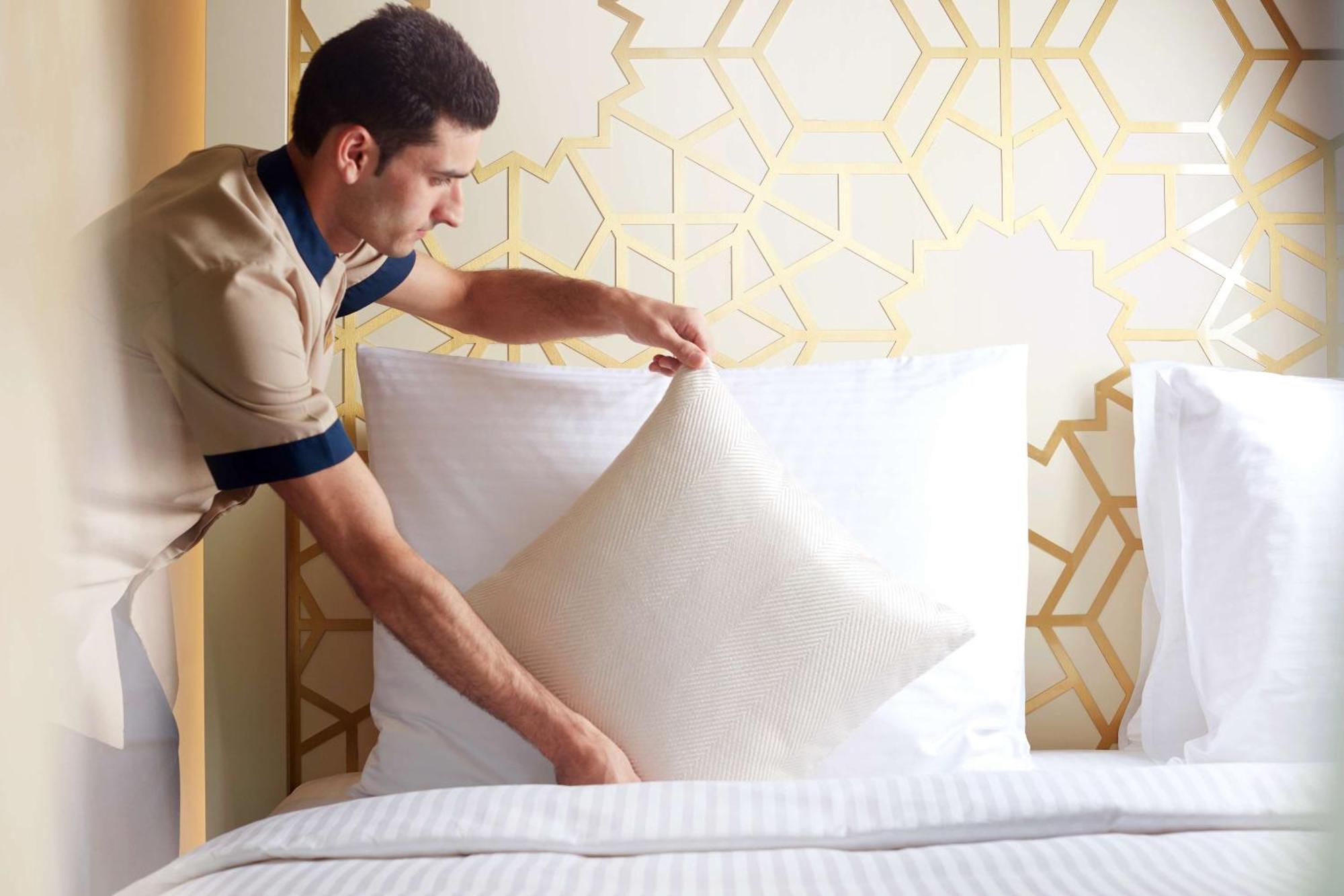 Hotel Tilal Jabal Al Kabah La Meca Exterior foto A hotel housekeeper making a bed